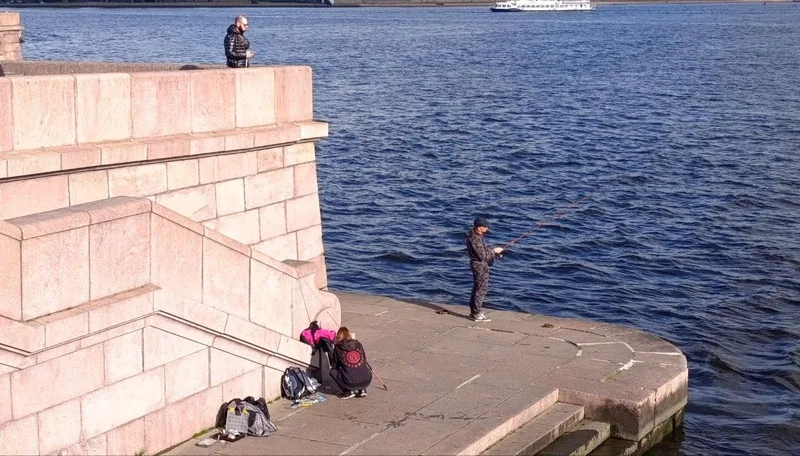 В Петербурге восстанавливают гранитную облицовку Малоохтинской набережной