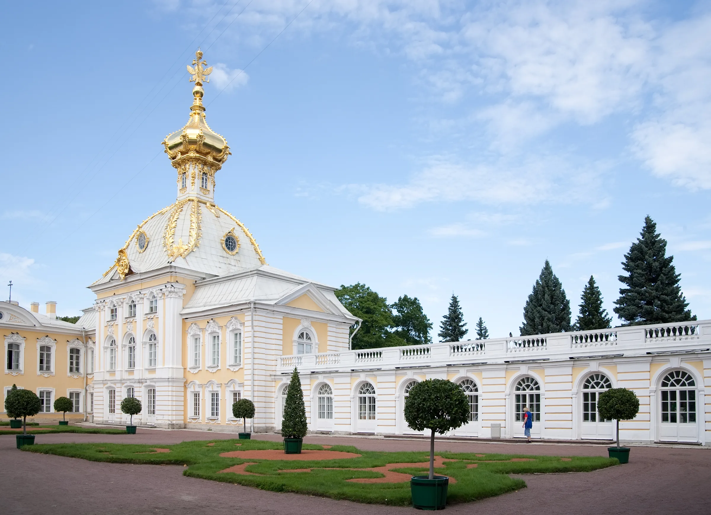 Конюшни в Петергофе продают с обязательством реставрации